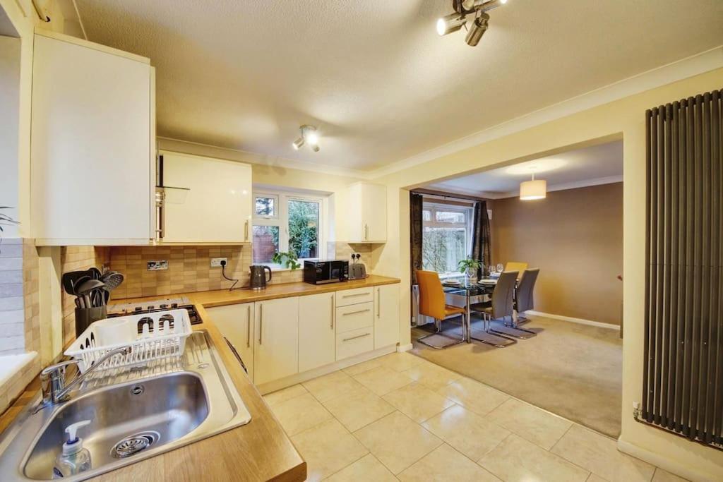 Beautiful Home Close To Town Free Netflix, Wifi Солихалл Экстерьер фото